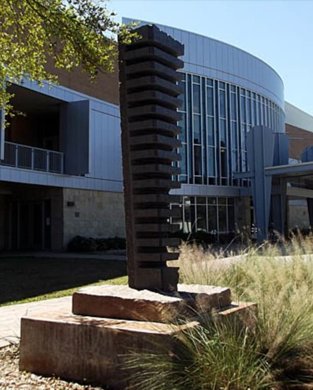 Las Mesas' Sculpture